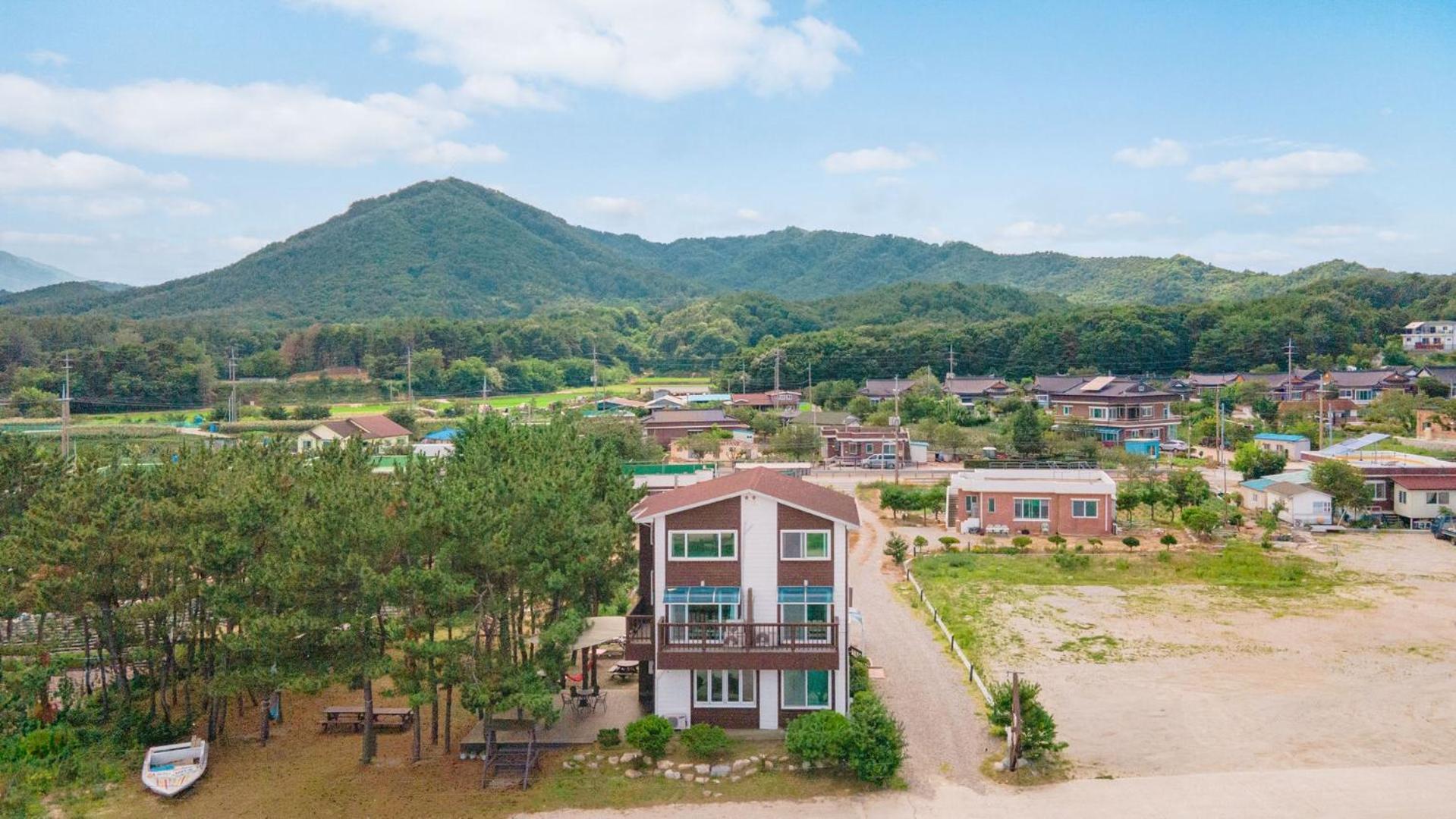 Goseong Omaju Pension Exterior photo